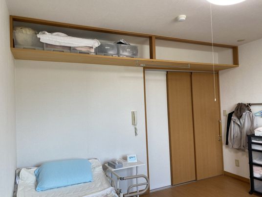 明るい居室の一部