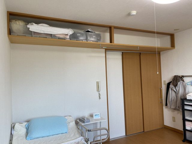 明るい居室の一部 居室 清潔感のある居室の一角です。広々としたクローゼットがあり、収納にも困りません。