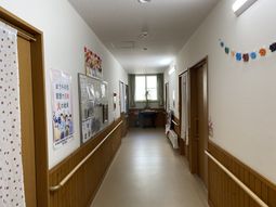 廊下の明るい様子