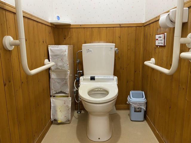 バリアフリートイレ トイレ 手すり付きで安全性を考えたトイレ空間です。ゆったりとした間取りで、利便性も高く設計されています。