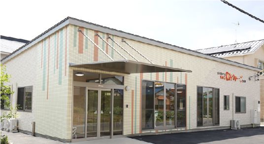 外観の明るい建物