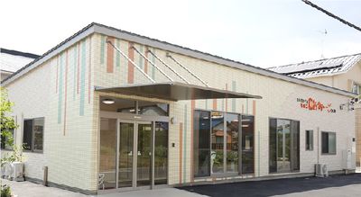 外観の明るい建物