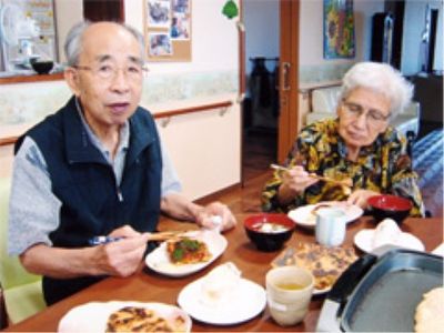 食事をとる高齢者ペア