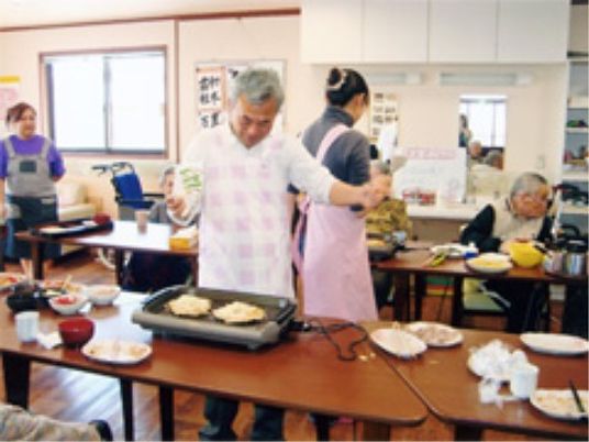 調理活動する人々の居室