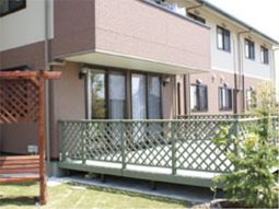 暖かみのある建物エントランス