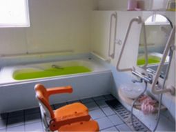 バリアフリー設計の浴室