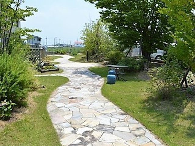 緑豊かな散策路 庭園 自然に囲まれた散策路です。清々しい空気を吸いながら、リフレッシュできる環境が整っています。