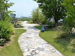 石畳の散策路中庭