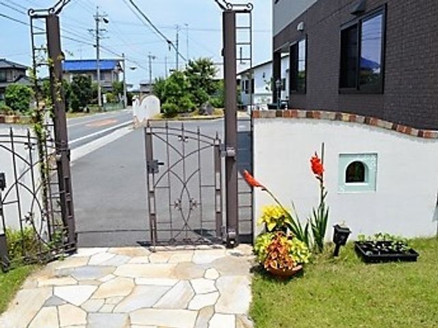 明るく開放的なエントランス クリニック 心地よい陽光が迎えるエントランスは、お花と緑に囲まれて清々しい気持ちになれる空間です。