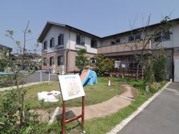 中庭の遊具と緑