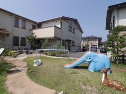 外の遊具と建物