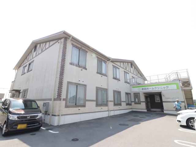 施設の快適な外観 外観 広々とした駐車場が整備された清潔感のある建物です。明るく開放感のある環境で仕事をしたい方にお勧めします。