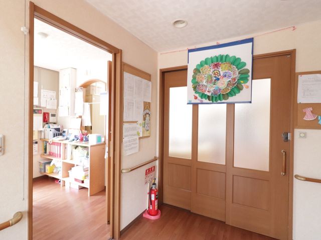 明るい廊下の入口部分