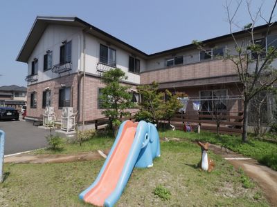 明るい外観の建物