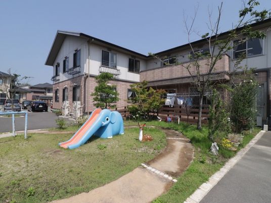 外観と緑の庭