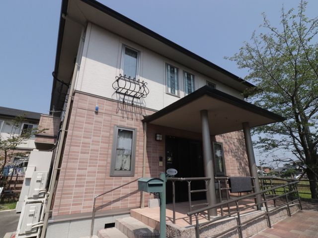 広々とした明るい外観 ポスト 緑豊かな環境に囲まれた、温かみのある外観の施設です。きれいに手入れされたアプローチが印象的で、訪れる人を優しく迎え入れます。