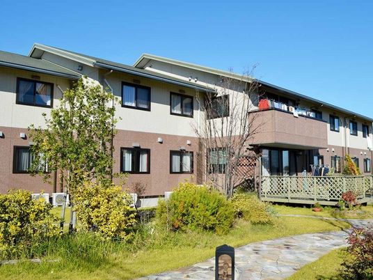 明るい外観の建物  