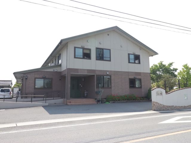 清潔感のある建物の外観 駐車場 暖かみのあるデザインで迎える入口は、来訪者に穏やかな印象を与えます。安心して新たな職場環境をご見学いただけると思います。