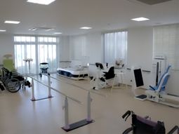 訓練器具とベッドのある室内
