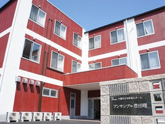 赤と白の建物エントランス