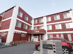 赤白の外壁が印象的な施設