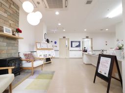 明るいロビーの様子