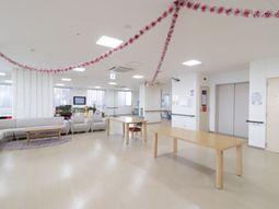 清潔感のある明るいラウンジ