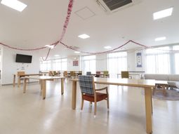 広々とした明るいダイニング