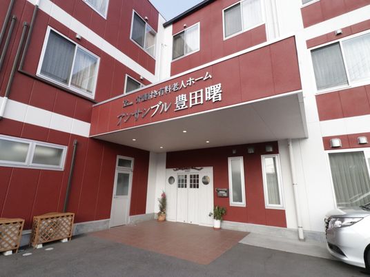 赤と白の外壁の入り口