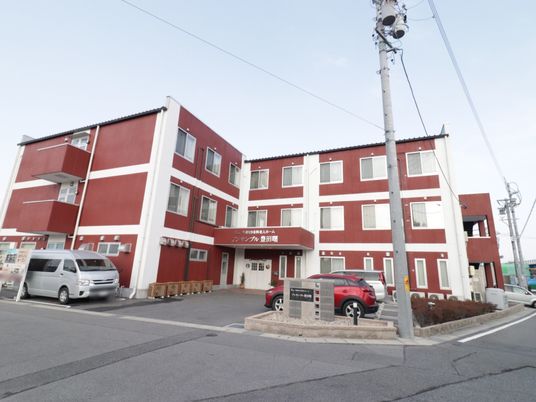 赤と白の外観の建物