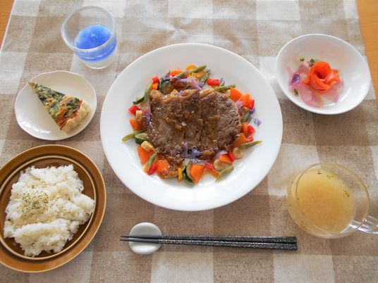 彩り鮮やかな食事風景