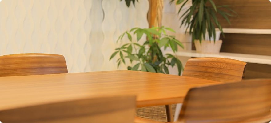 木製テーブルと椅子のダイニングルーム