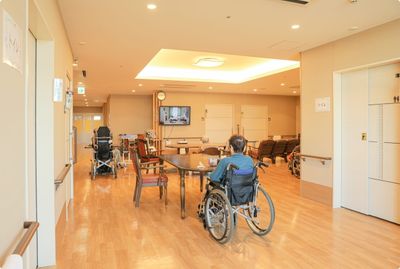 車椅子の人がいる室内