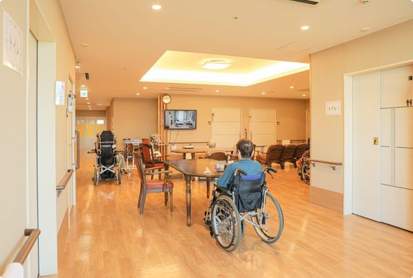 車椅子の人がいる室内