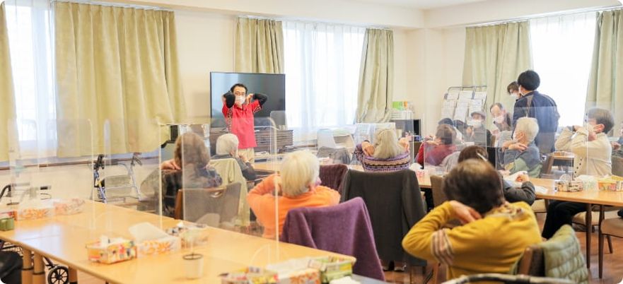 高齢者とスタッフの交流エリア