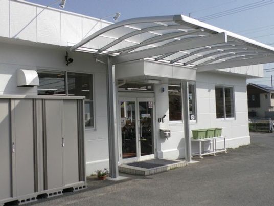 明るい施設の外観  