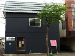 シンプルな外観の建物