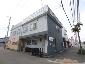 外観の明るい建物