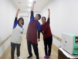 廊下で体操する職員  