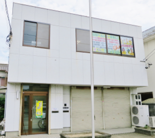 白い壁の二階建て外観  
