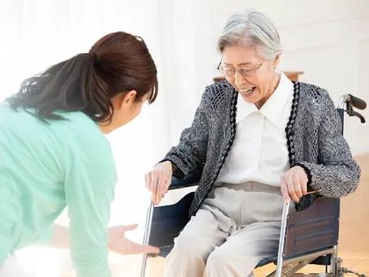 笑顔で会話する介護の様子
