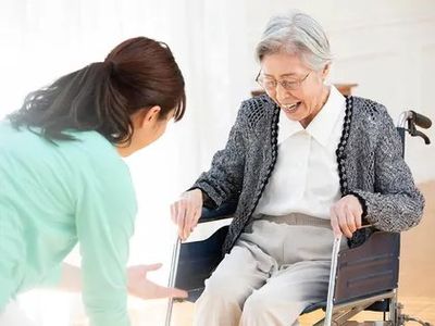 笑顔で会話する介護の様子