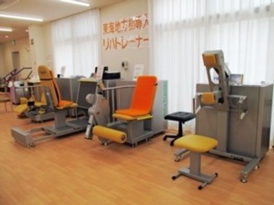 機能訓練機器が並ぶ室内