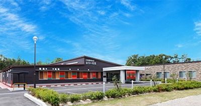 広い駐車場の外観