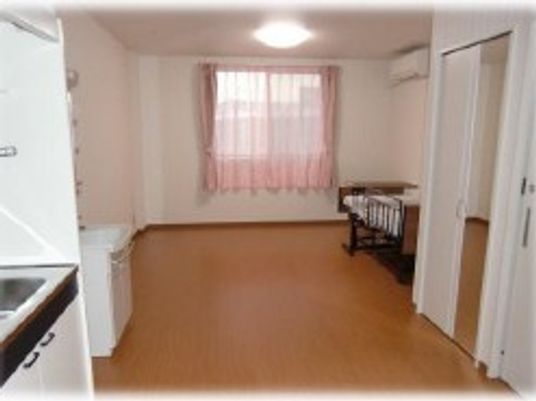 明るい居室の一室  