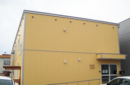 黄色い壁の建物外観