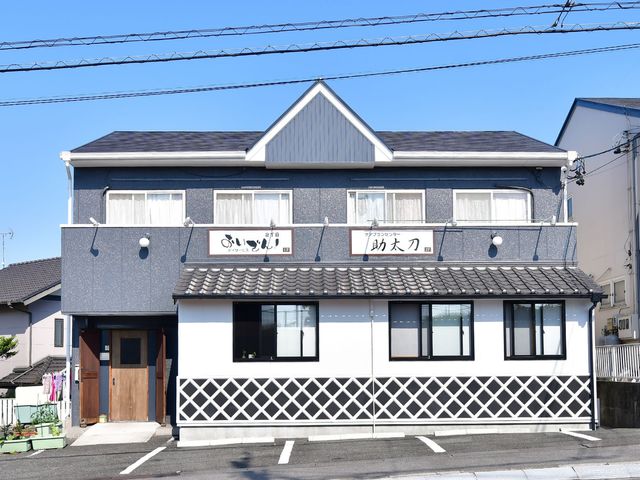 青い外壁の建物 外観 落ち着いた色合いの外壁が特徴の建物です。従業員として親しみやすい雰囲気を感じられます。