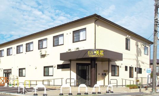 シンプルな建物の外観