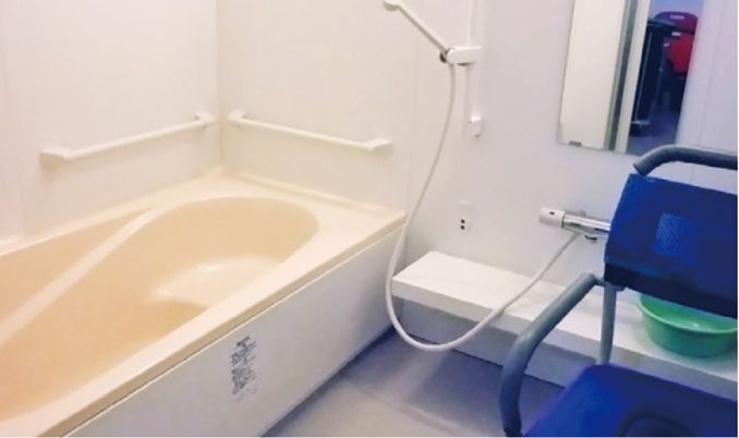介護用の機能的な浴室