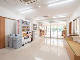 明るいエントランスの様子